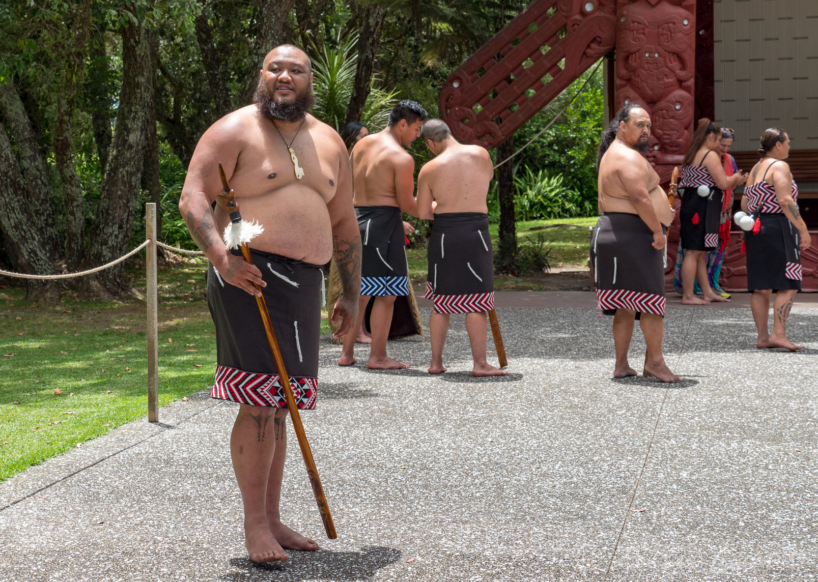 Avant la performance culturelle, chaque spectacle débute par un accueil traditionnel maori à l'extérieur de la maison de réunion.