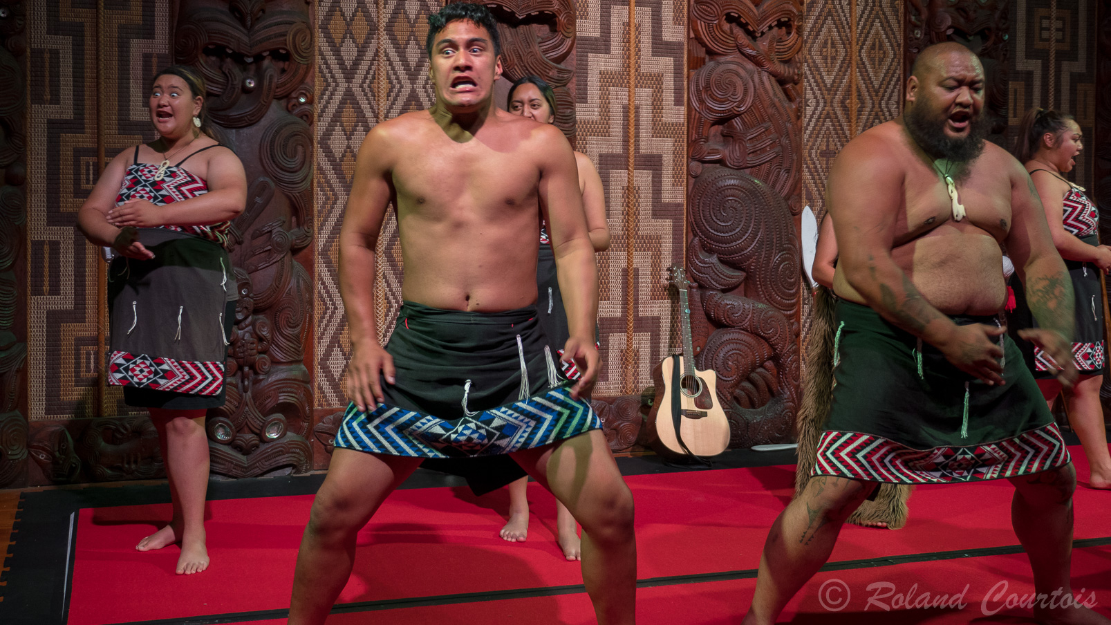 La troupe locale, Te Pitowhenua, présente la culture indigène néozélandaise dans le Te Whare Runanga. Il s’agit d’un spectacle de waita (chanté), au poi, à des jeux de colle, au maniement des armes maori, ainsi qu'au célèbre haka.