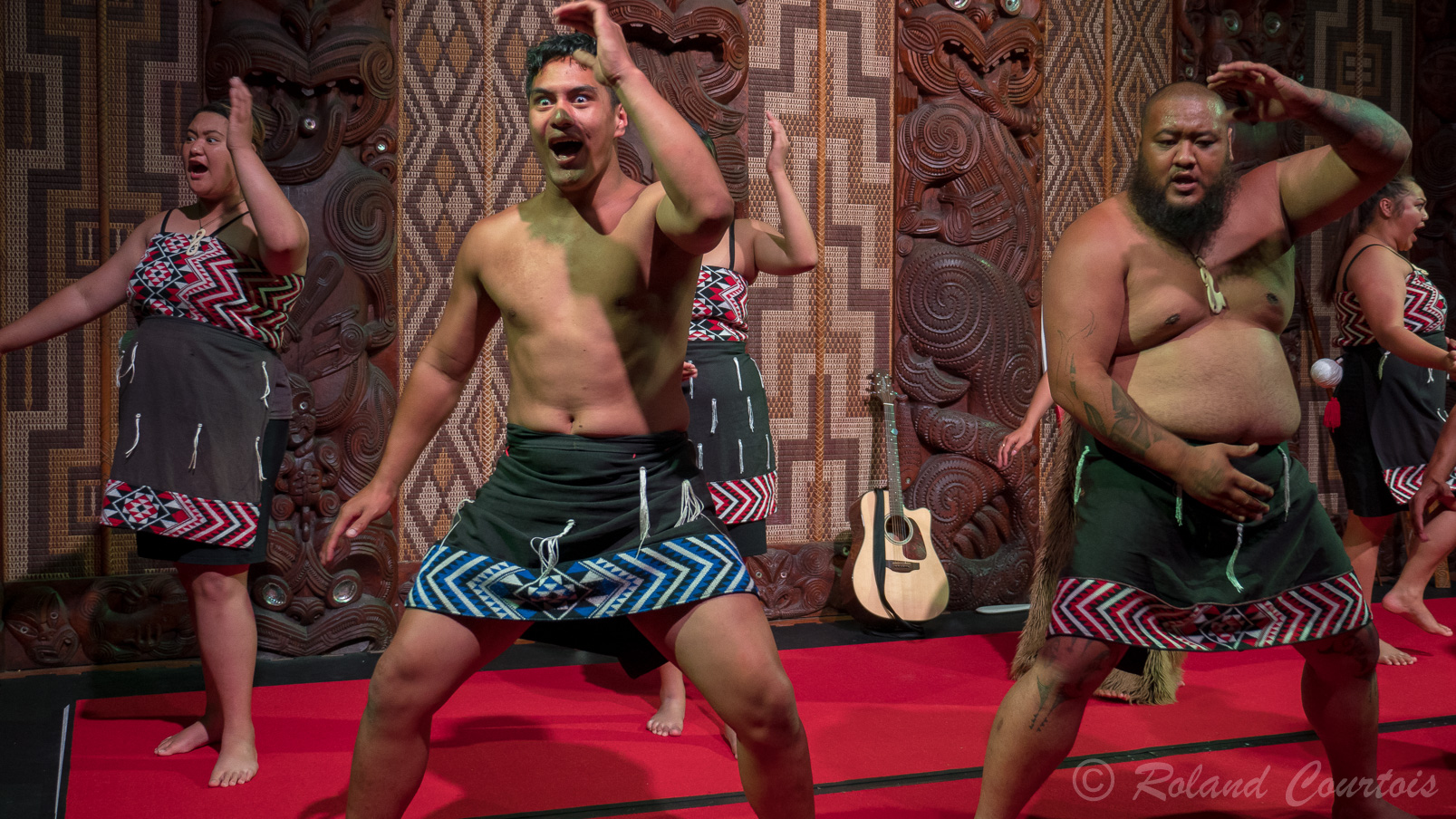 La troupe locale, Te Pitowhenua, présente la culture indigène néozélandaise dans le Te Whare Runanga. Il s’agit d’un spectacle de waita (chanté), au poi, à des jeux de colle, au maniement des armes maori, ainsi qu'au célèbre haka.