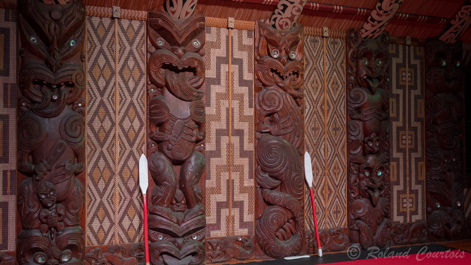 L'intérieur du Te Whare Runanga (salle de réunion) est décoré de sculptures provenant des différentes tribus maoris. Cette salle constituent un élément important de la culture maorie,