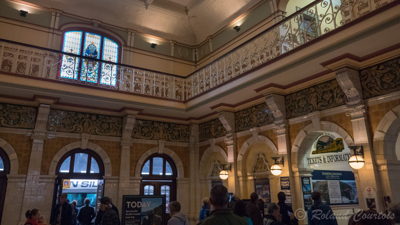 L'intérieur de la gare  est dans le style du début du siècle dernier.