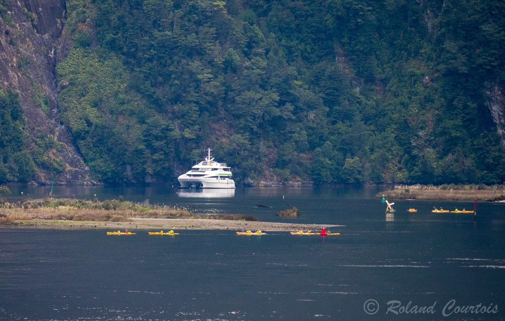 Ce fjord est accessible par la route  et permet une découverte en yacht , kayaks....