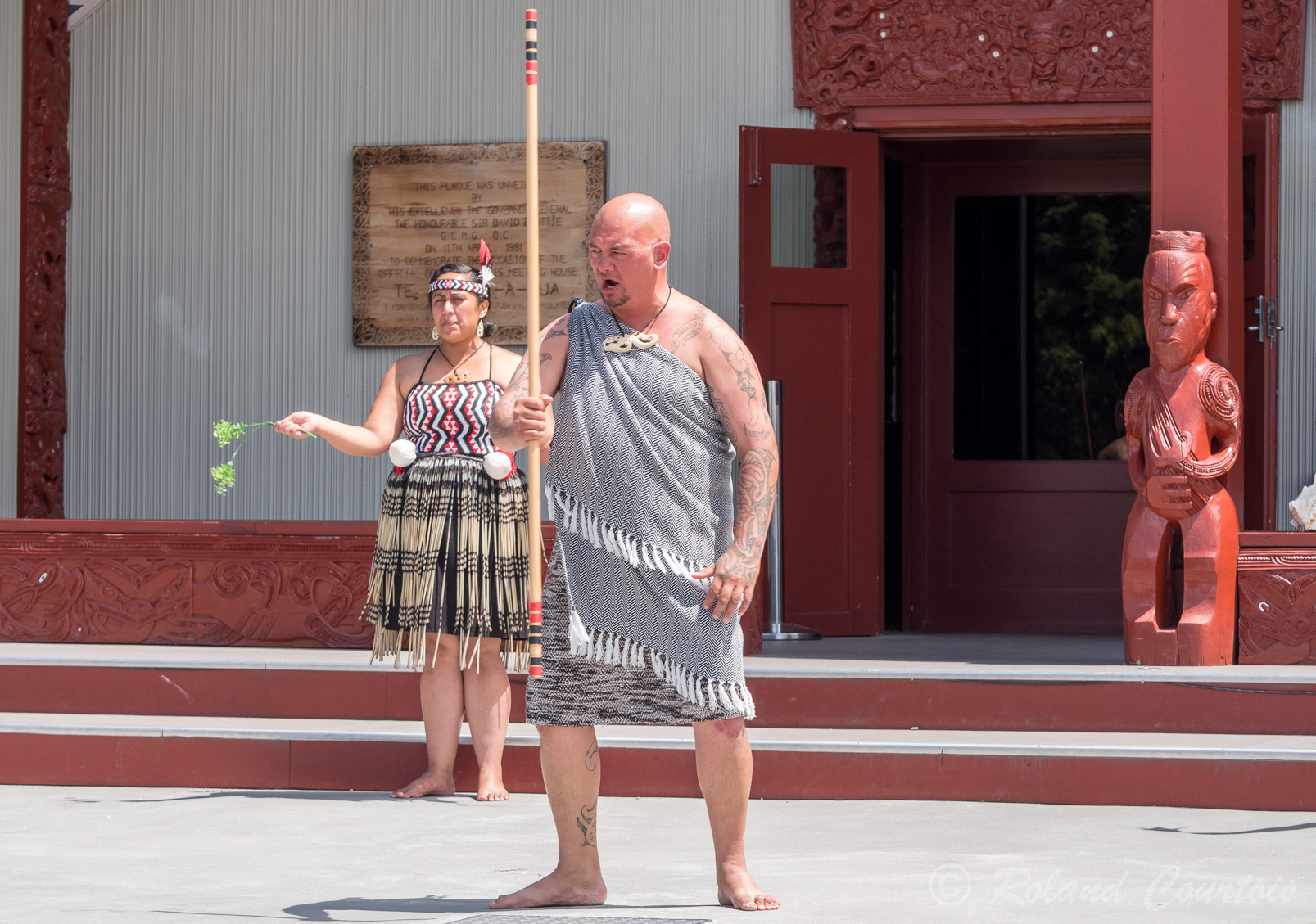 .....  des traditions d’accueil des visiteurs sur le territoire des Maoris.