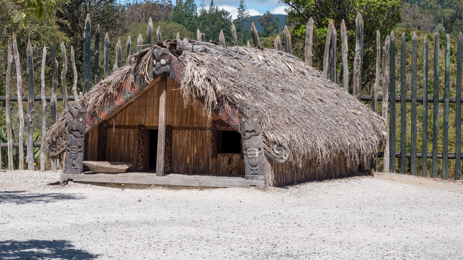 Habitations traditionnelles des maoris.