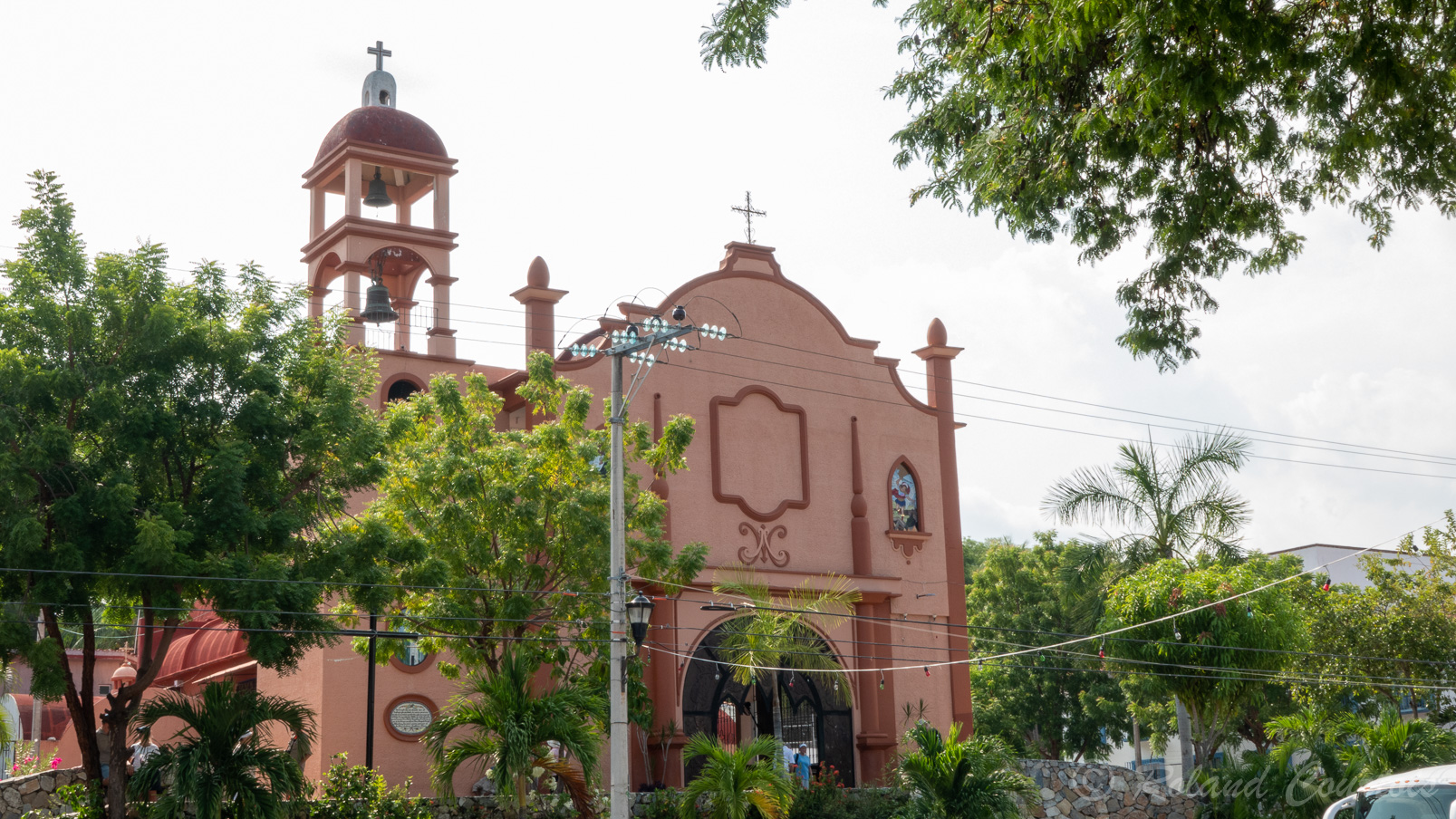 Au cente de la petite ville de Huatulco, l'église.....