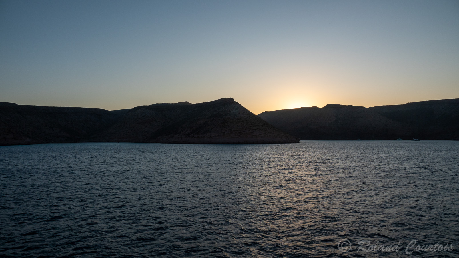 Au petit matin, le soleil se lève sur l'île Partida.