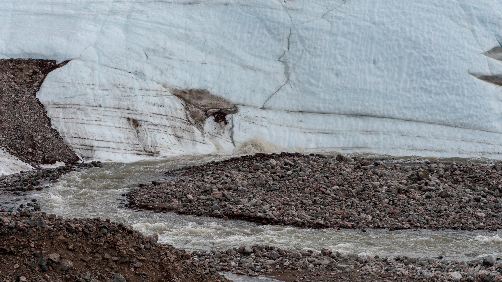 La fonte des glaces sous le glacier.