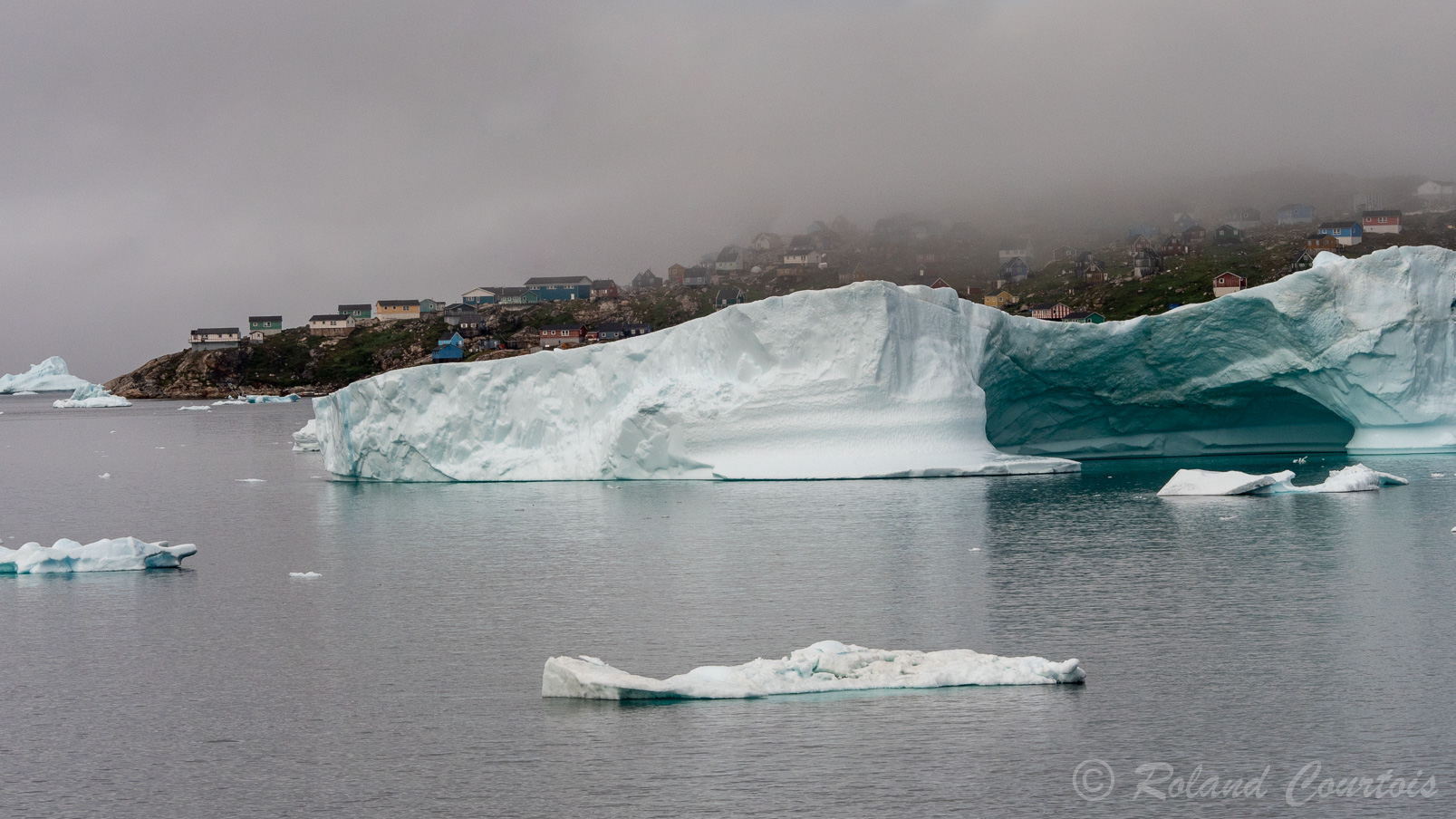 ... avec de grands icebergs tout proches.
