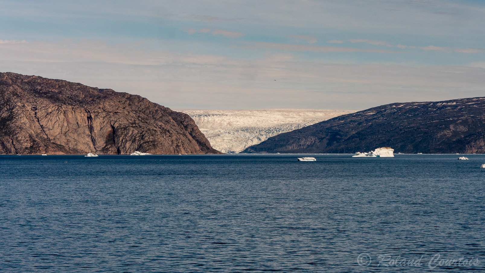 Le bateau s’engage dans le Fjord d’Ummanaq libre de glaces.