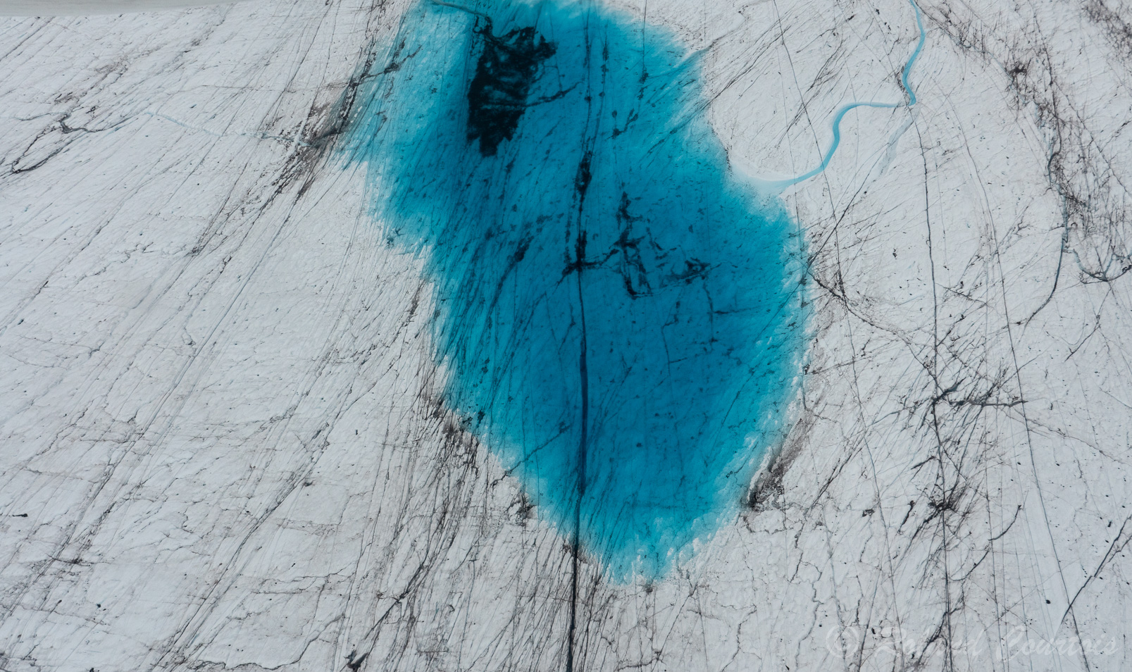 La glace fond et génère des lacs bleus.