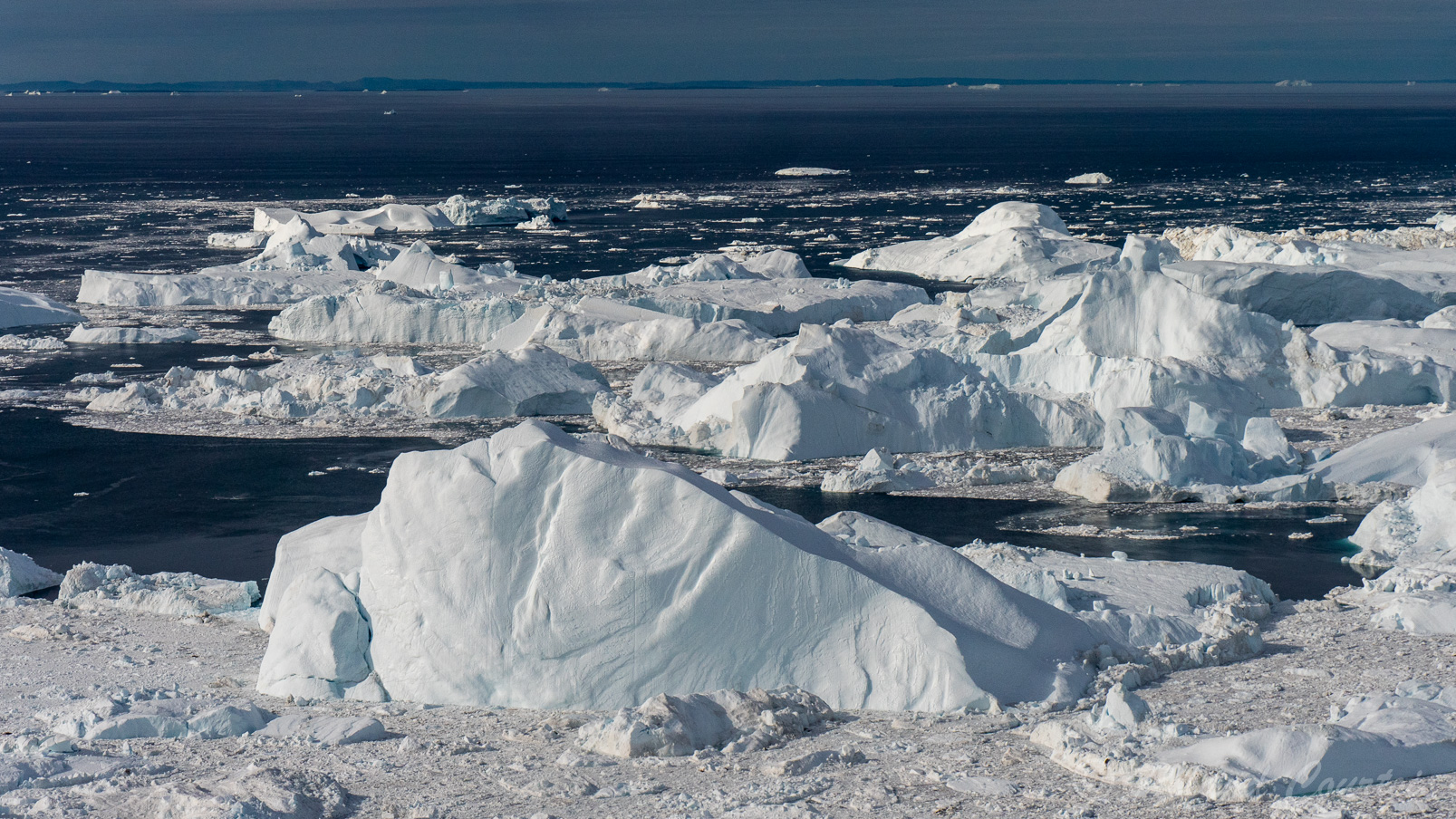 Contraste des icebergs et de l'eau libre.
