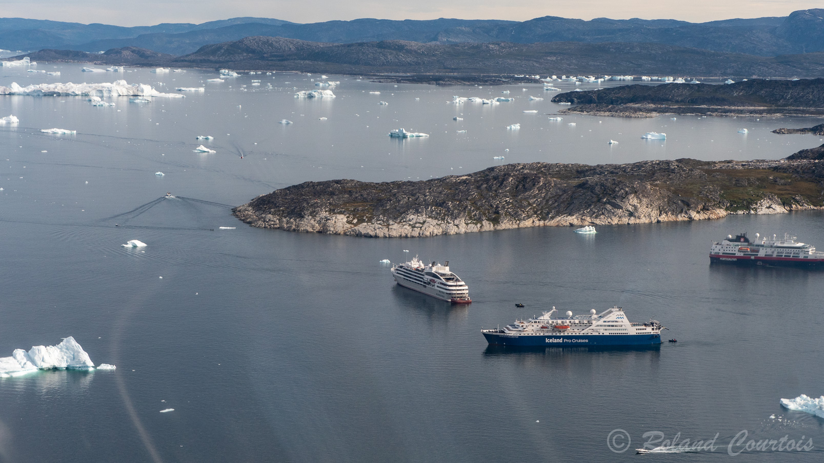 Trois navires de croisière au moulliage devant Ilulissat.