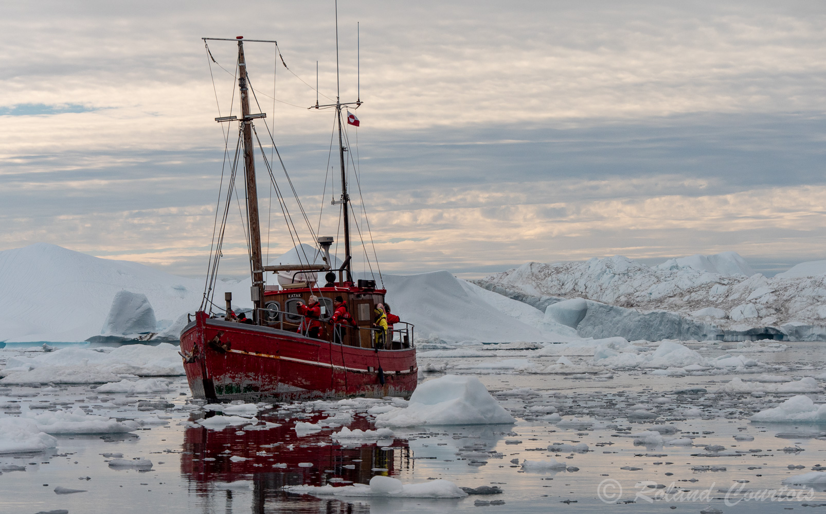 A partir d'un petit bateau, nous approchons des énormes icebergs qui sont échoués dans le fjord d'Ilulissat.