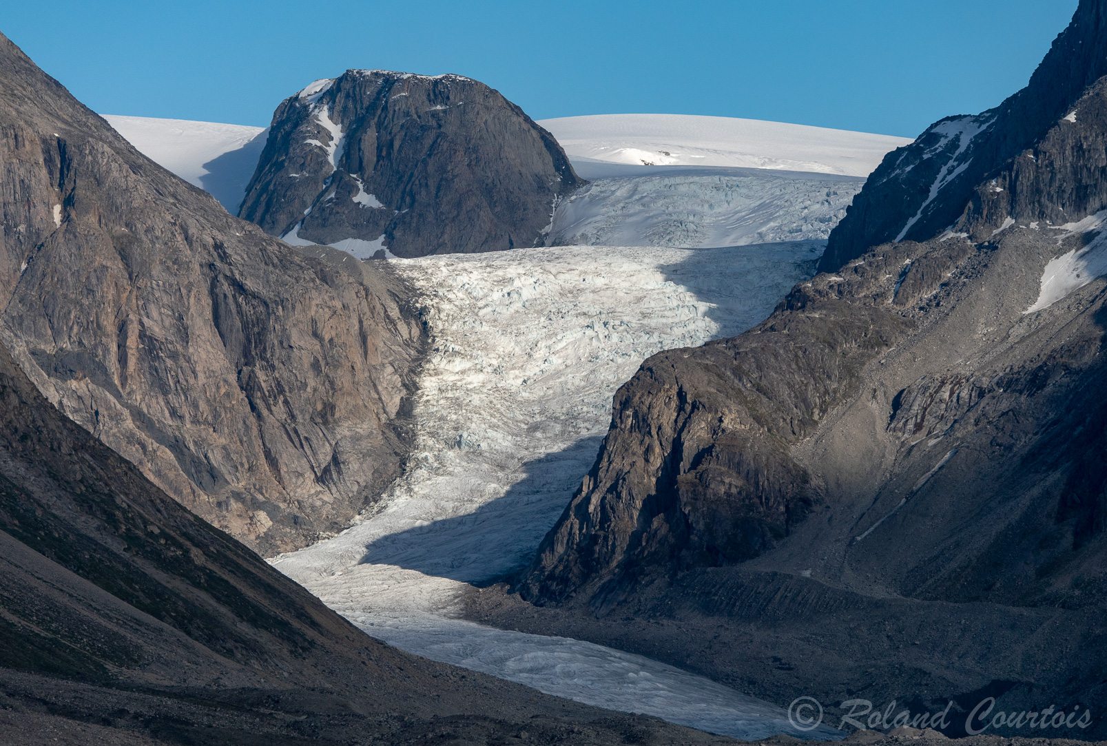 Un glacier dévalle de la calotte glacière.