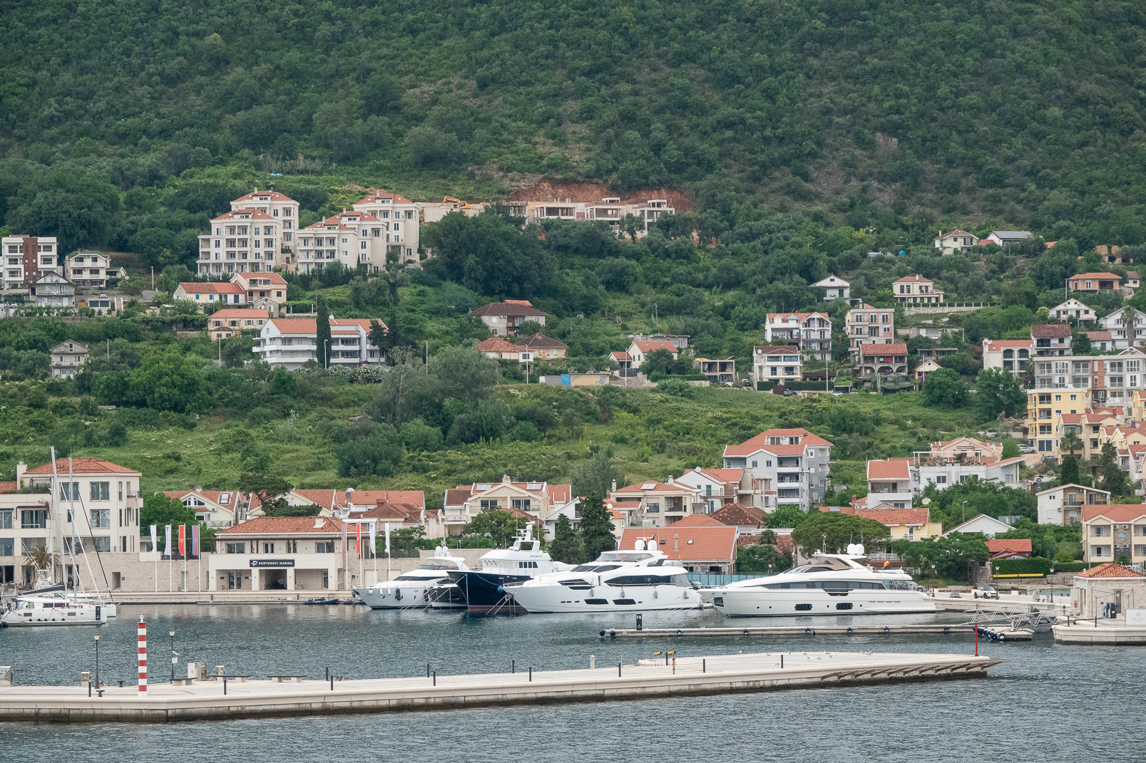 A l'entrée des Bouches de Kotor, 
Petite ville de Kumbor et la marina de Portonovi.