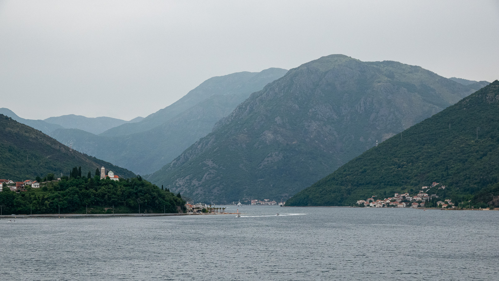 Le Lyrial  entre dans les Bouches de Kotor..