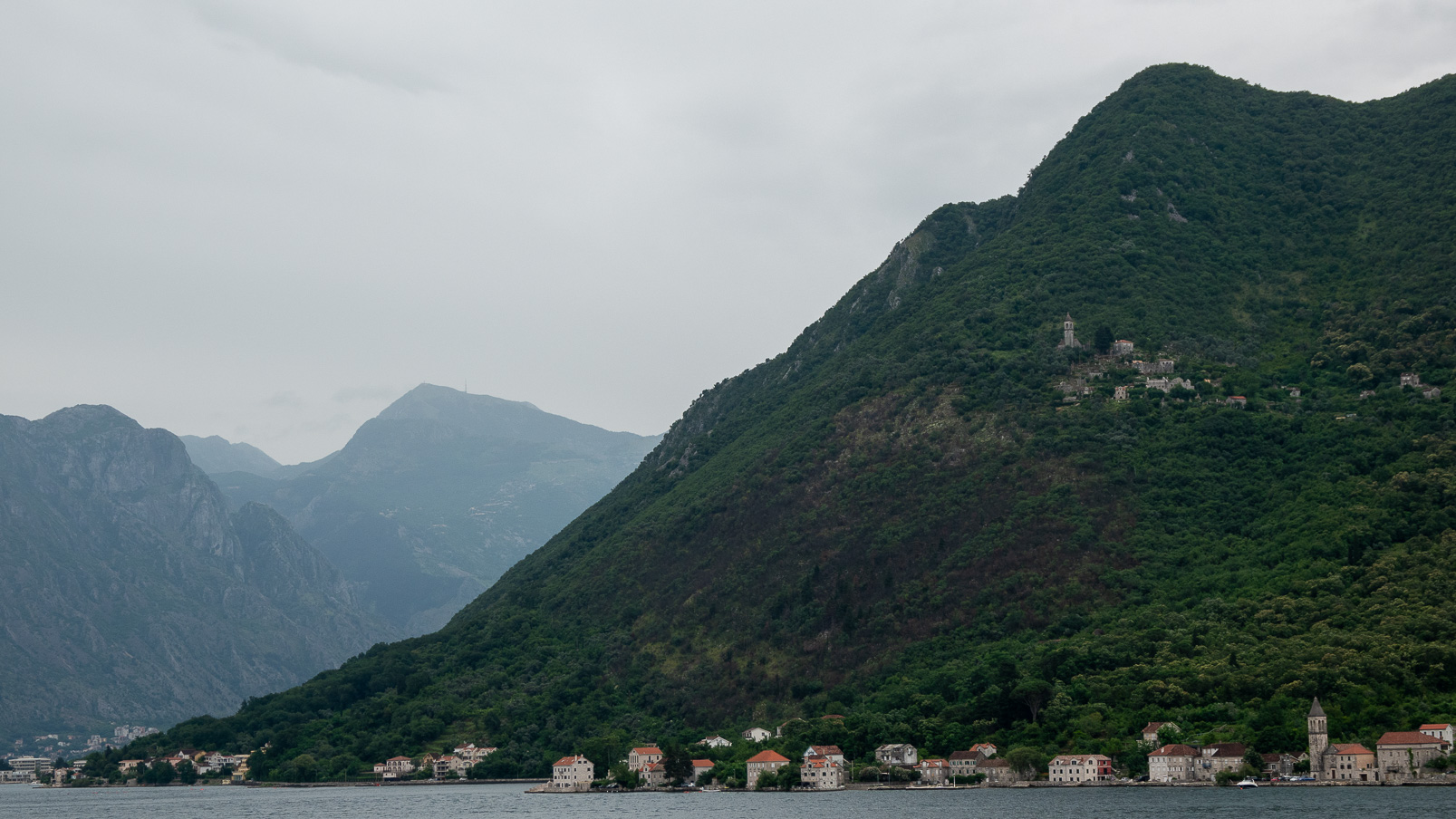 Petit hameau sur les rives des Bouches de Kotor.