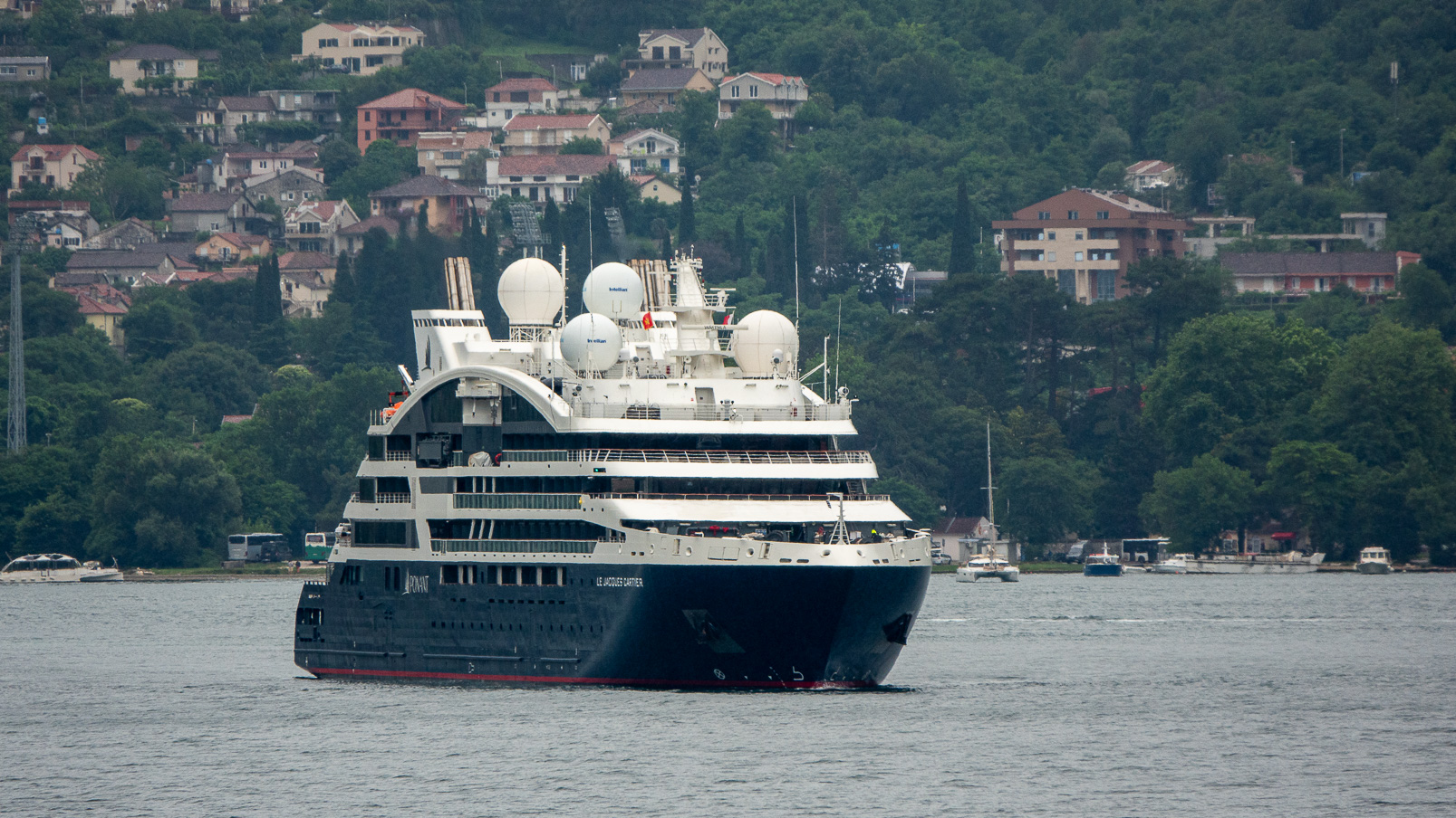 Le "Jacques Cartier" de Ponant de passage aussi à Kotor.