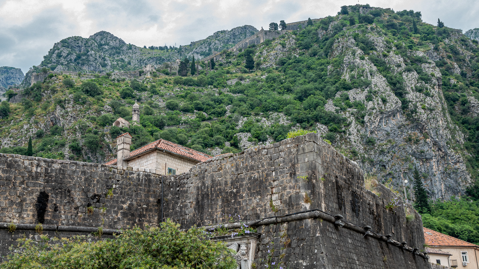 ...... est entourée d’une impressionnante muraille.