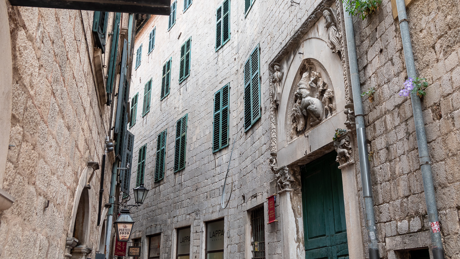 Dans une ruelle de Kotor.