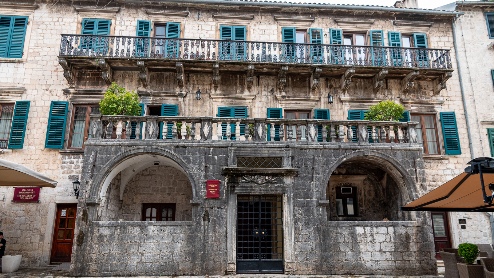 Palais Pima. Entre 1420 et 1797, Kotor et ses environs dépendaient de Venise. 
L'influence vénitienne se remarque dans l’architecture de la ville.