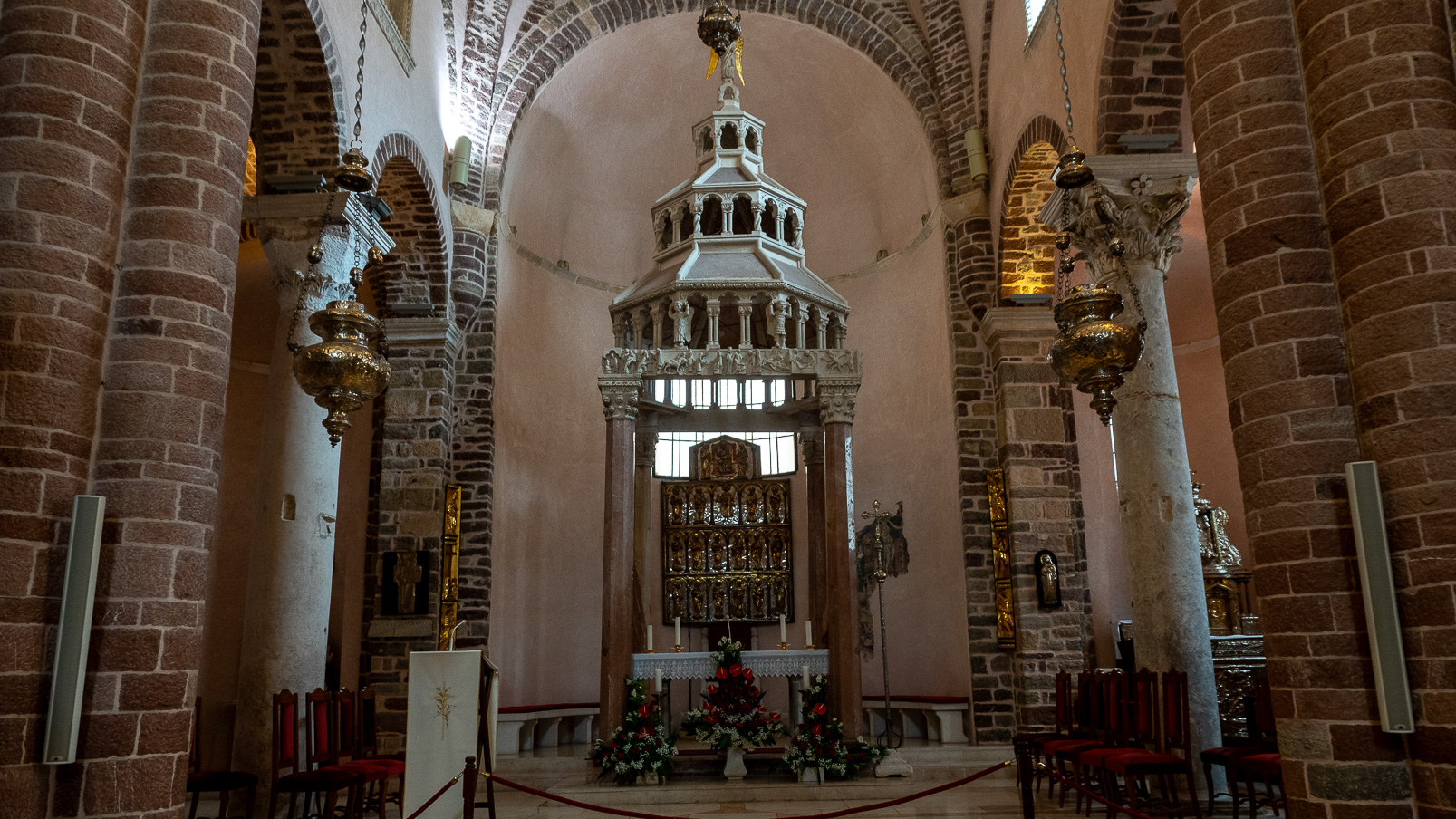 Intérieur de la cathédrale Saint-Tryphon.