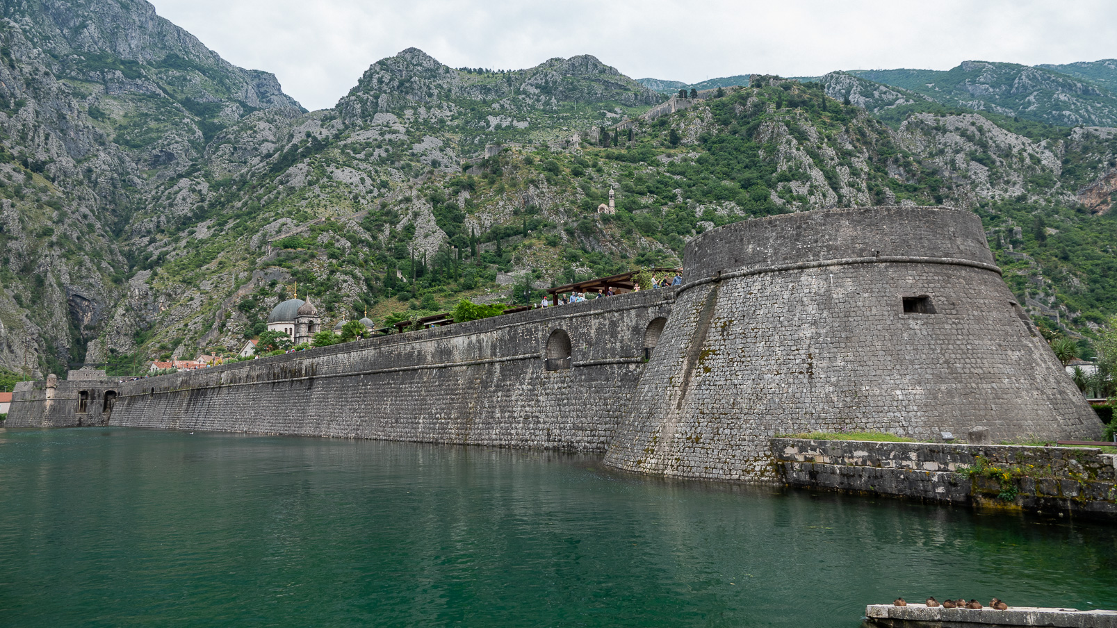 Au fond des Bouches de Kotor, la vieille ville de Kotor, .....