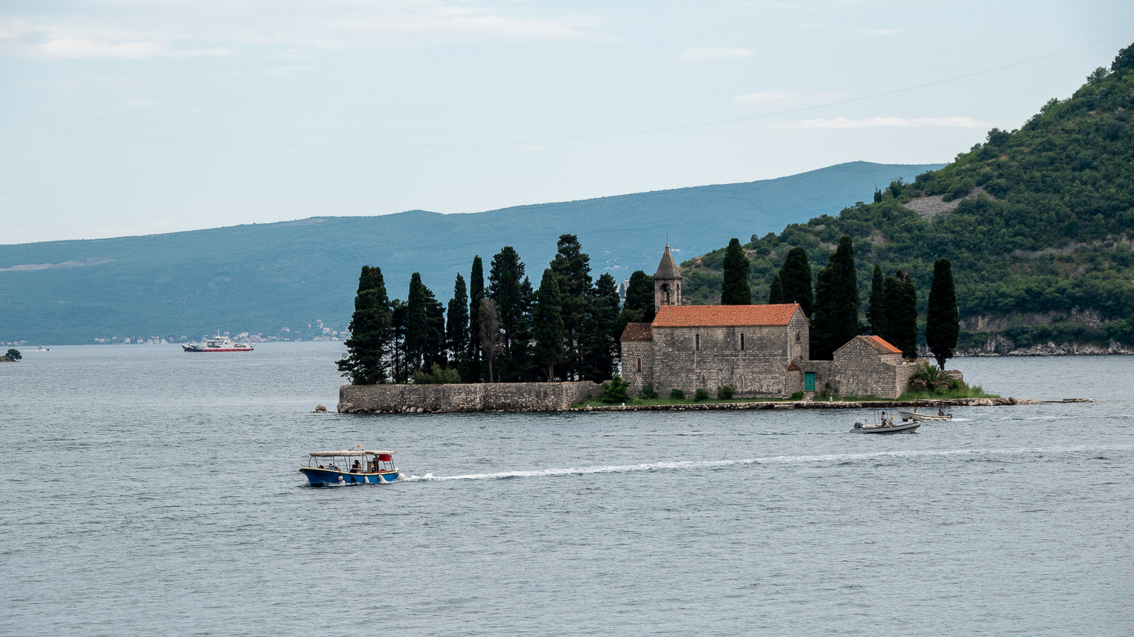 En face de Perast, l'île Saint George.