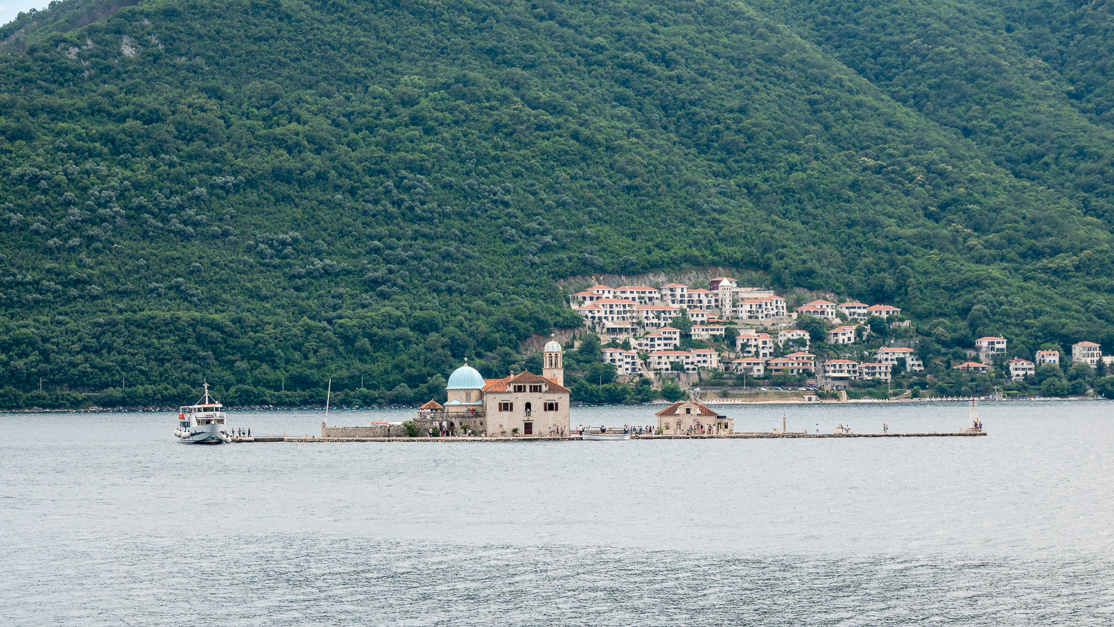 L'île de Notre-Dame-du-Rocher est une île artificielle entièrement construite de la main de l'homme. par le sabordage de vieux navires et en déposant de grosses pierres 
autour d'un rocher de petite taille.