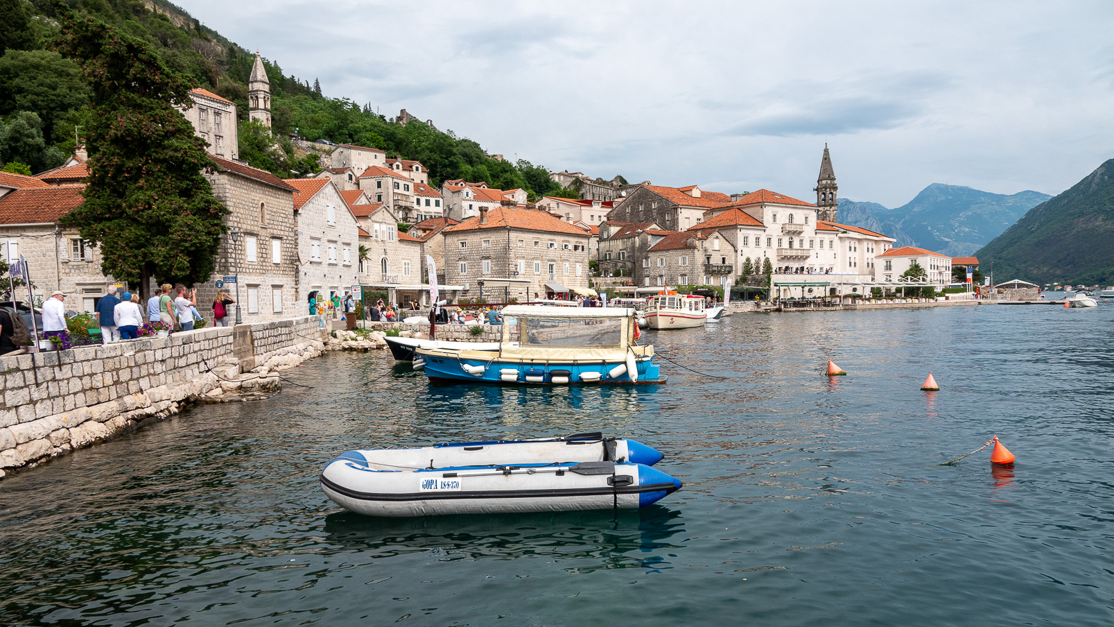 Perast fut sous la domination de Venise du XIIIème au XVIIè siècle, ce qui se remarque dans l'architecture des bâtiments.