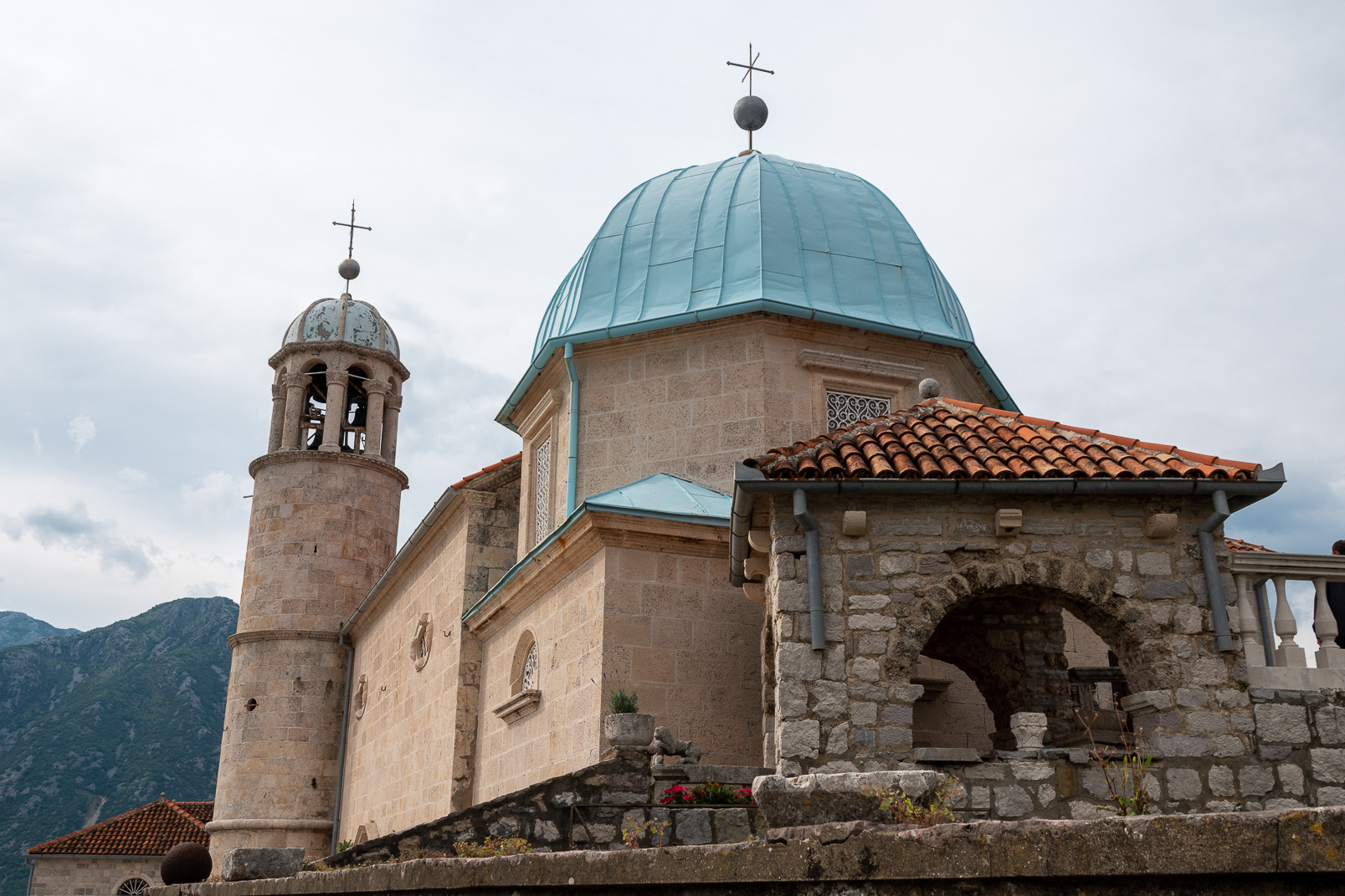 L'île de Notre-Dame-du-Rocher est célèbre par son église baroque dont la construction commenca au début de la domination vénitiènne.