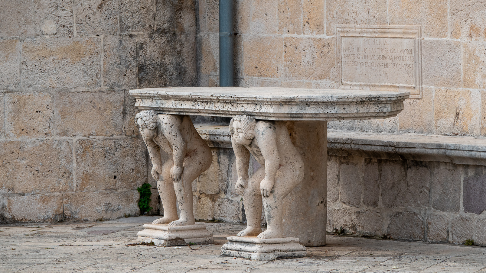 Au pied de la facade latérale de l'église Noter-Dame-du-Rocher..