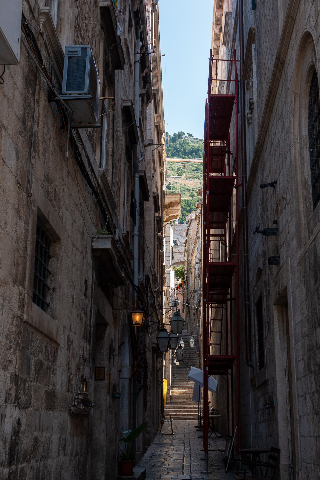 Ruelle étroite entre les habitations.