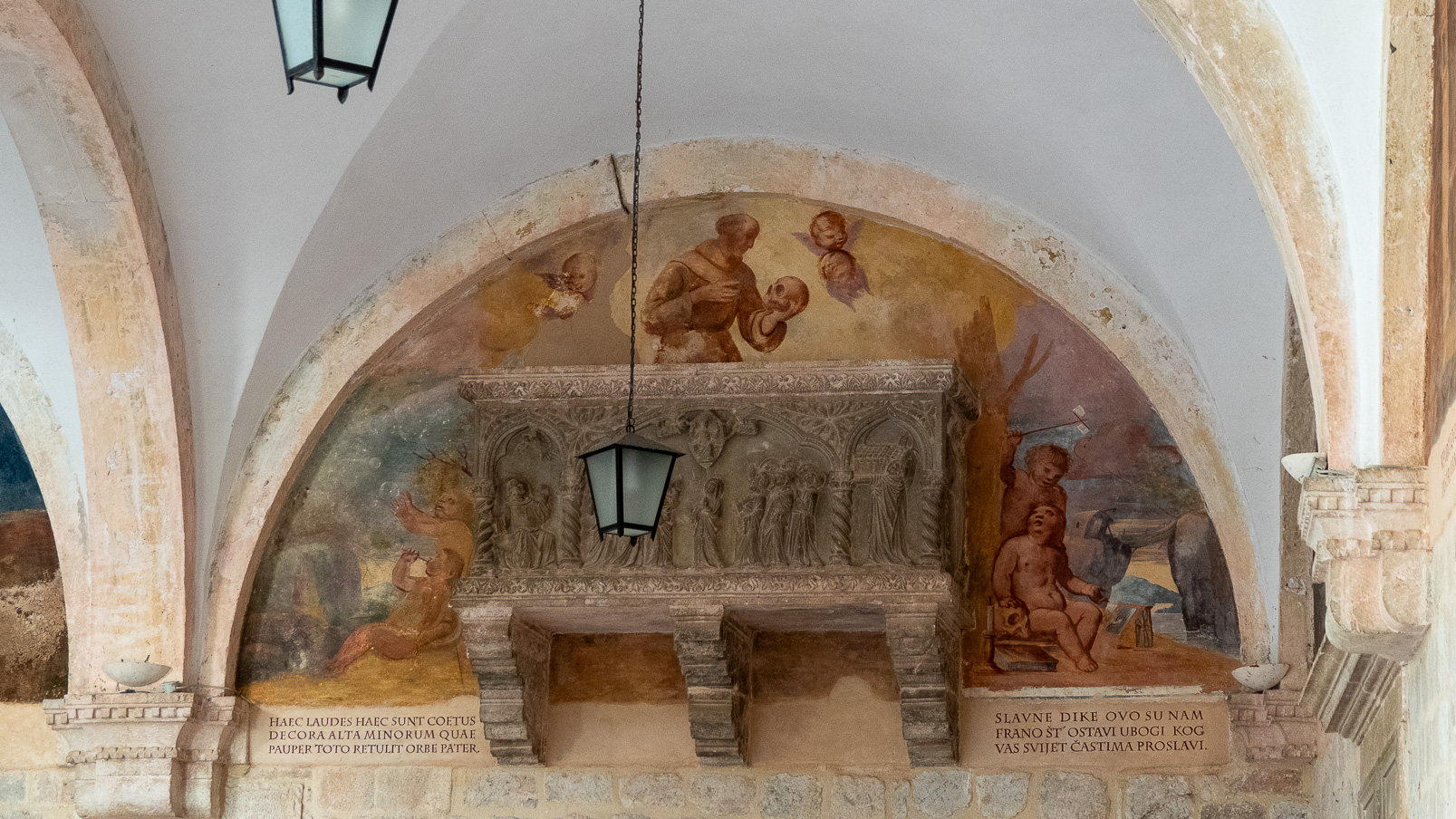 .Dans le cloître du monastère franciscain.