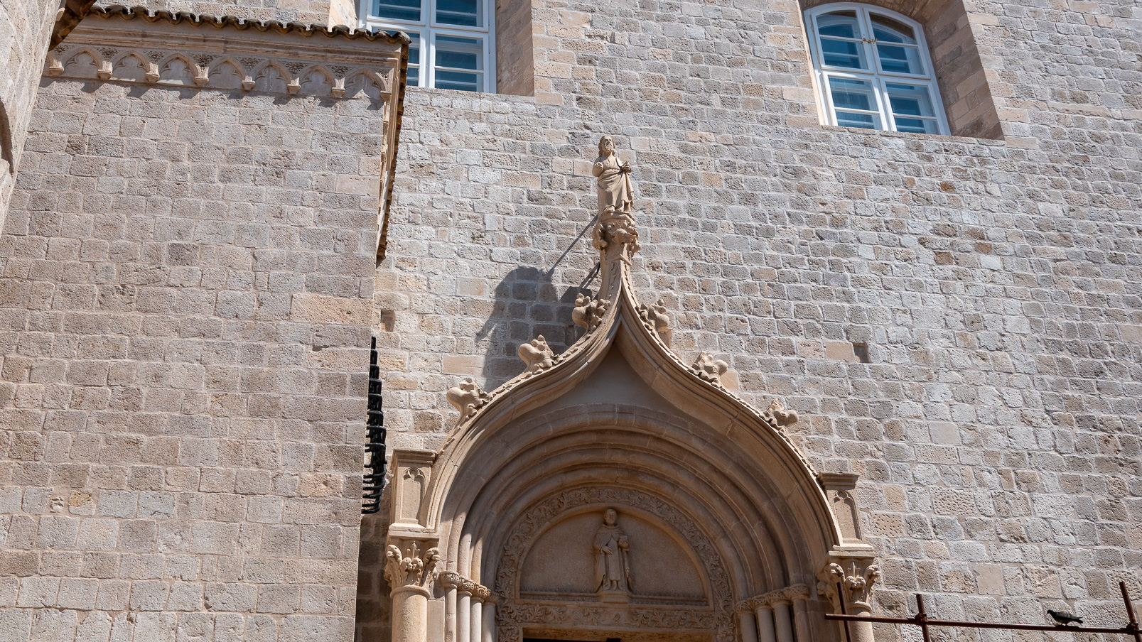 Portail d'entrée du monastère dominicain.