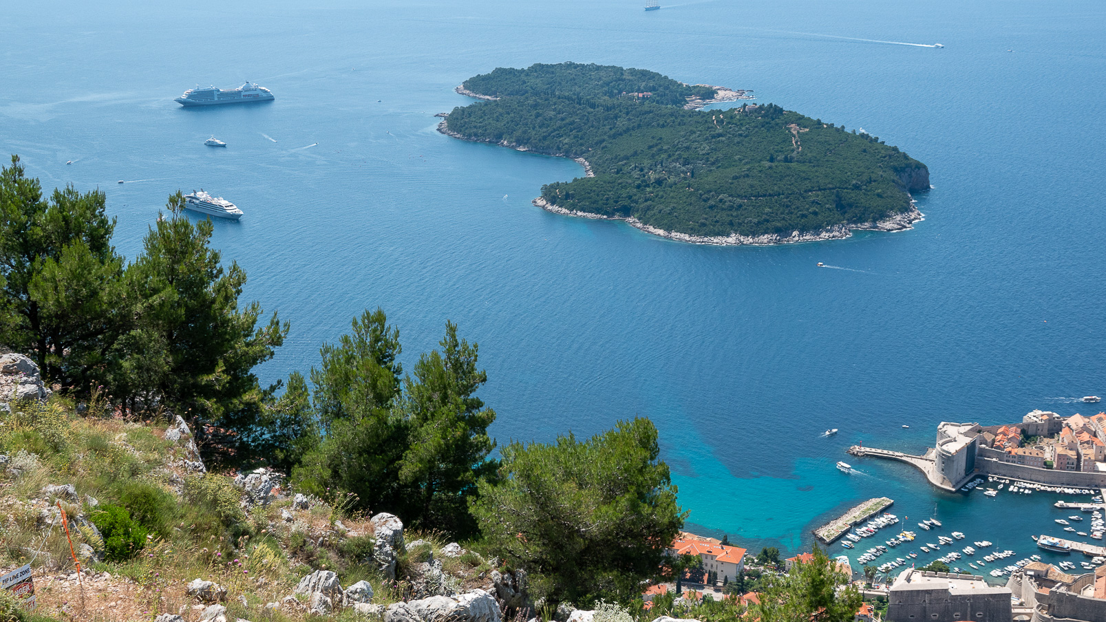 Vue sur l'île de Lokrum devant Dubrovnik..