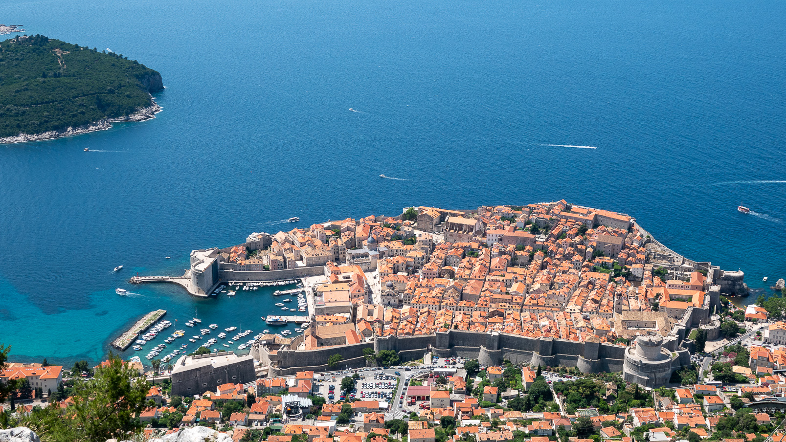 Dubrovnik bien entourée de remparts.