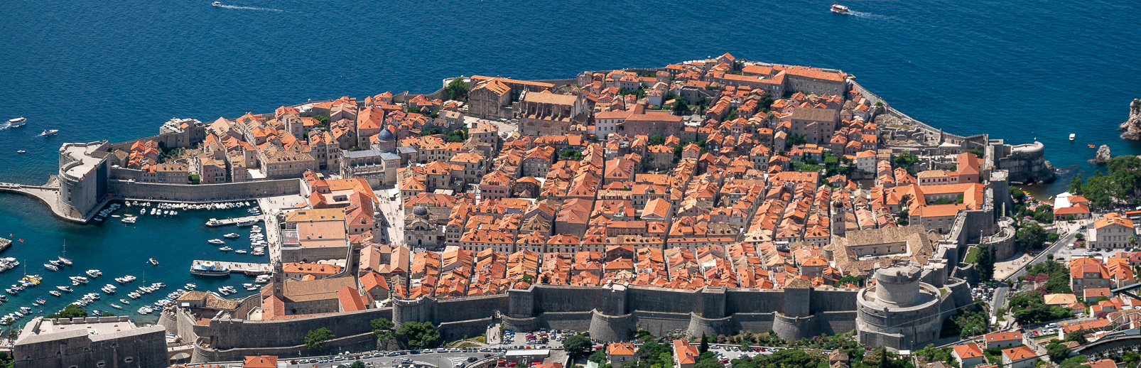 Dubrovnik bien entourée de remparts.