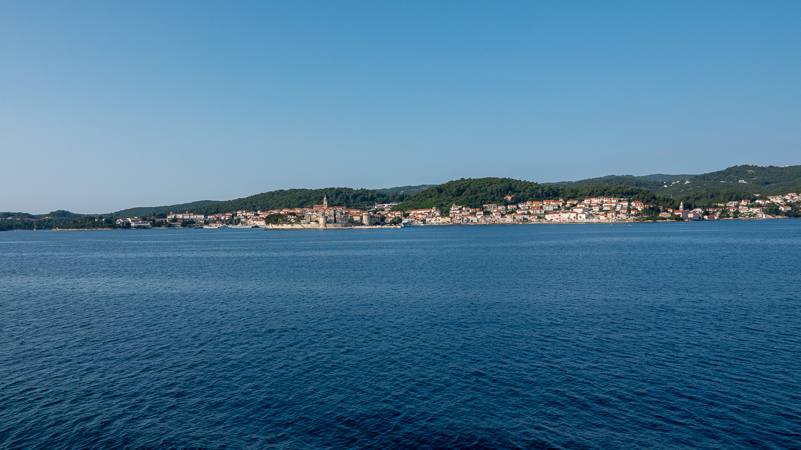 Au loin, Korcula sur la péninsule de Peljesac.