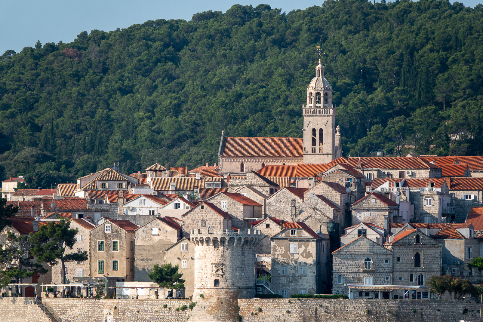 Les rues de Korcula sont organisées autour de son artère principale 
selon un plan en "arête de poisson".