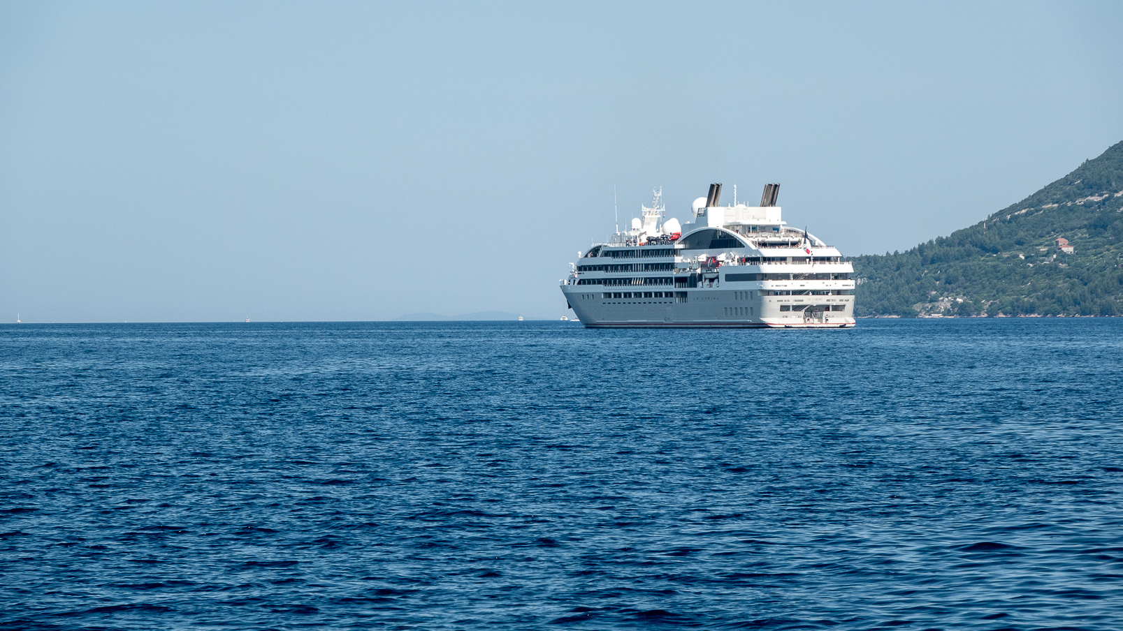 Le Lyrial au mouillage devant Korcula.