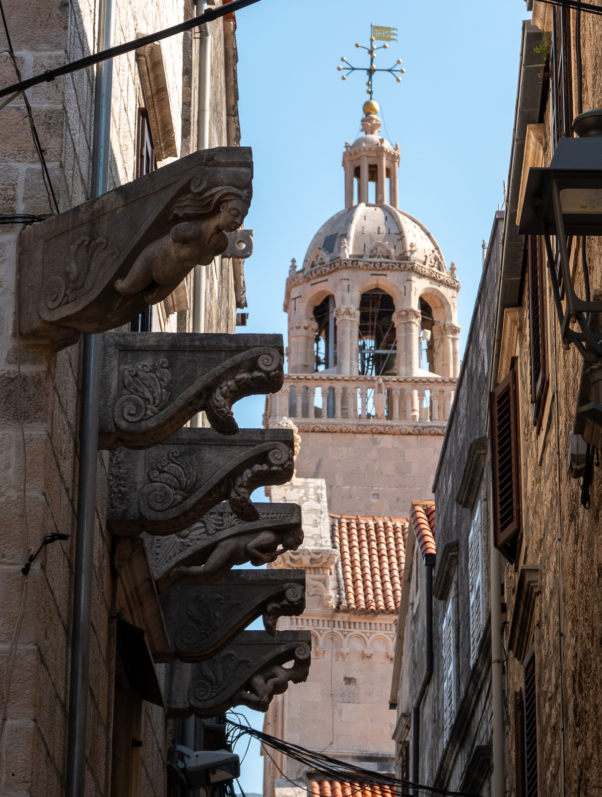 Ruelle montant vers la cathédrale.