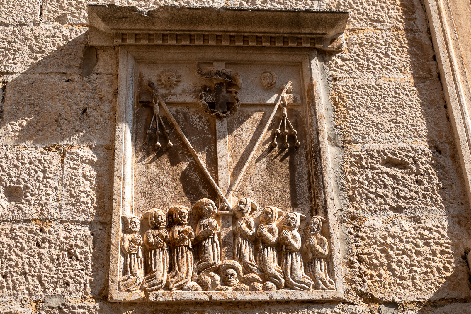 Sculpture sur une facade de maison ancienne.