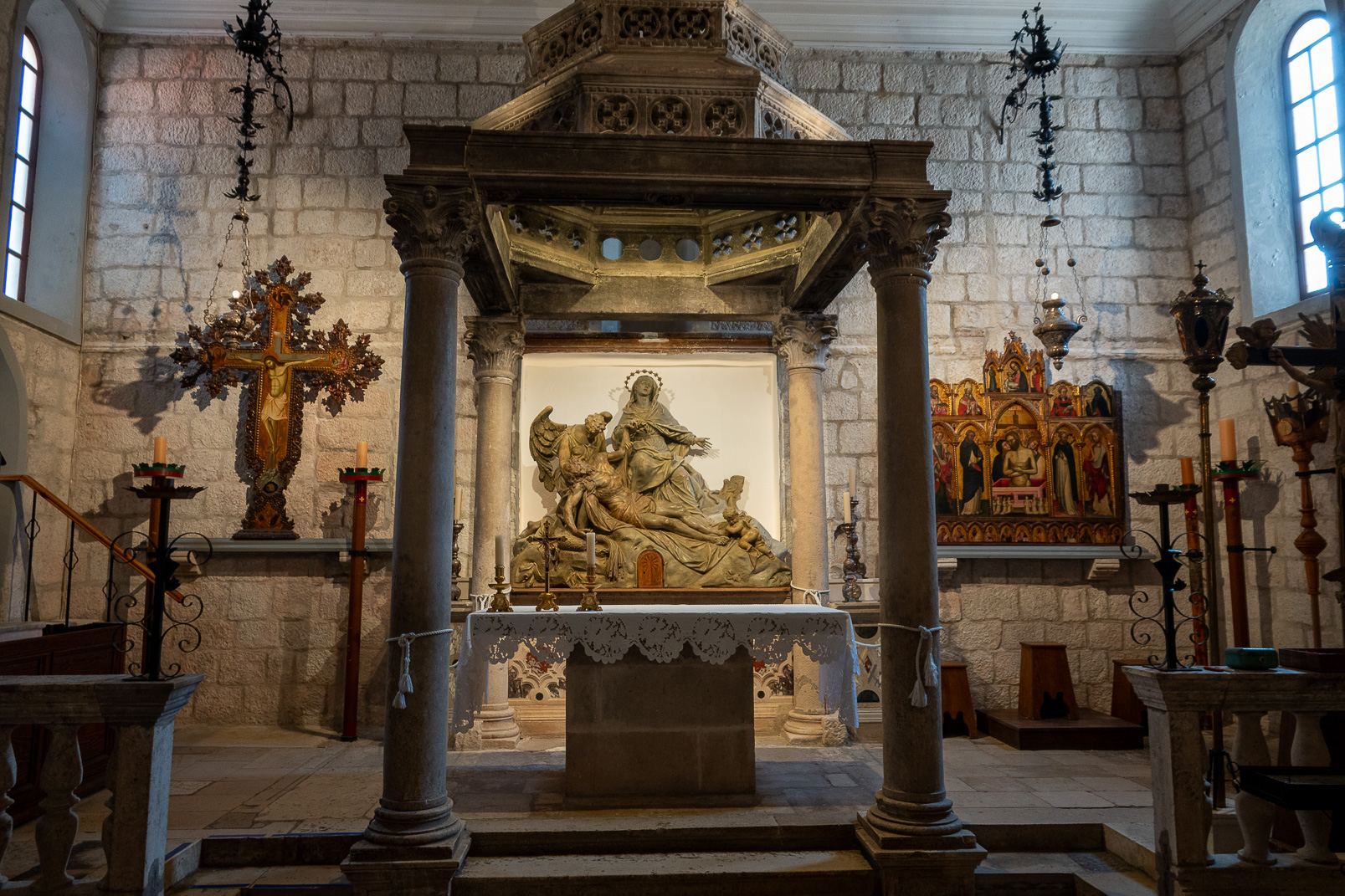 L'église de Tous les Saints. à côté du musée des Icônes.