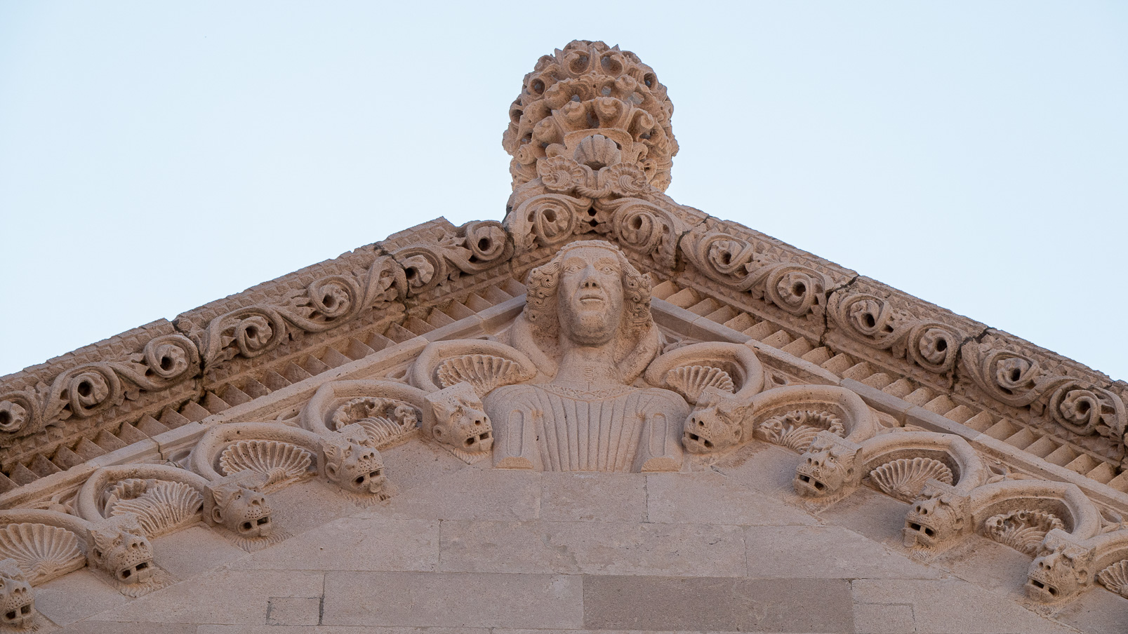 Fronton de la façade de la cathédrale Saint Marc.