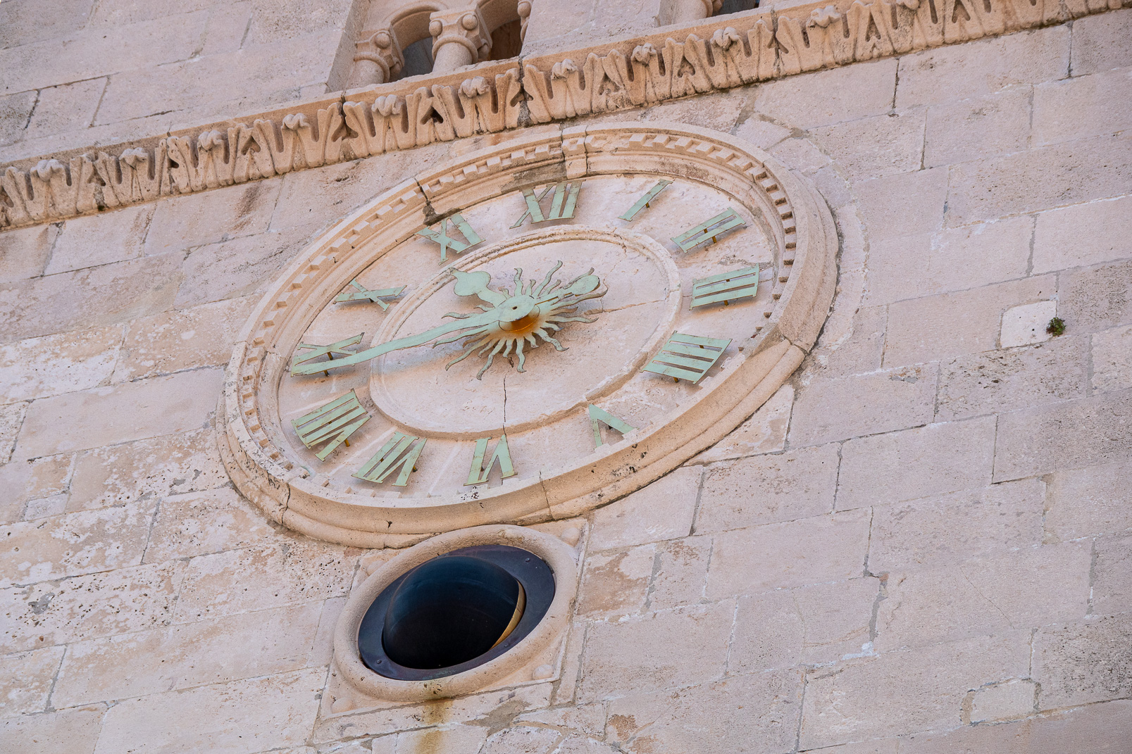 Sur le clocher, horloge avec position de la lune.