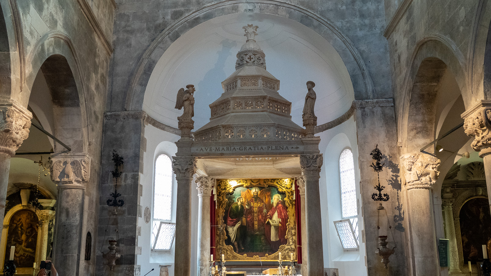 Dans  la cathédrale