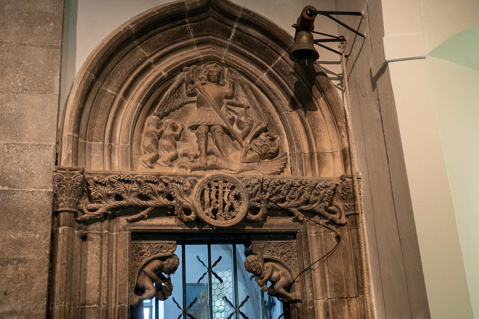 Saint Michel monte la garde à l'entrée de la sacristie.