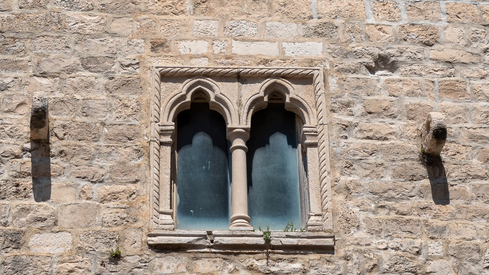 De chaque côté de ces fenêtres, des supports pour une barre sur laquelle un voile humide peut être accroché qui va rafraichir l'intérieur..