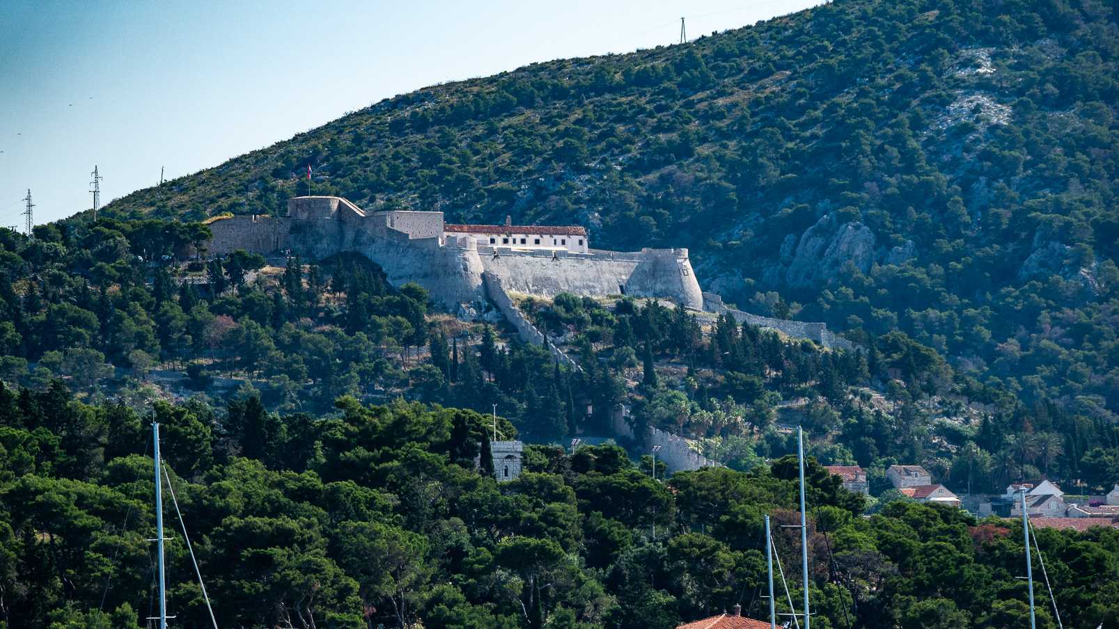 Au-dessus de Hvar., la citadelle.